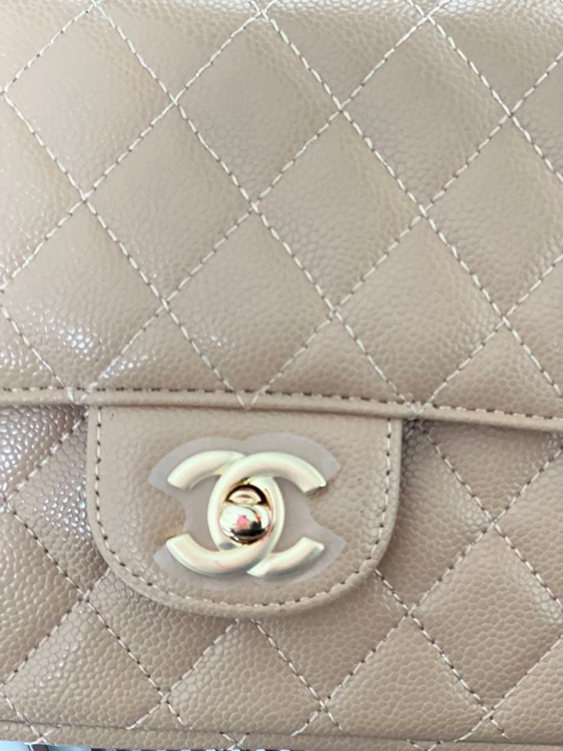 ベージュのキルティングショルダーバッグ