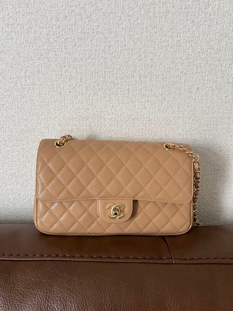 ベージュのキルティングショルダーバッグ