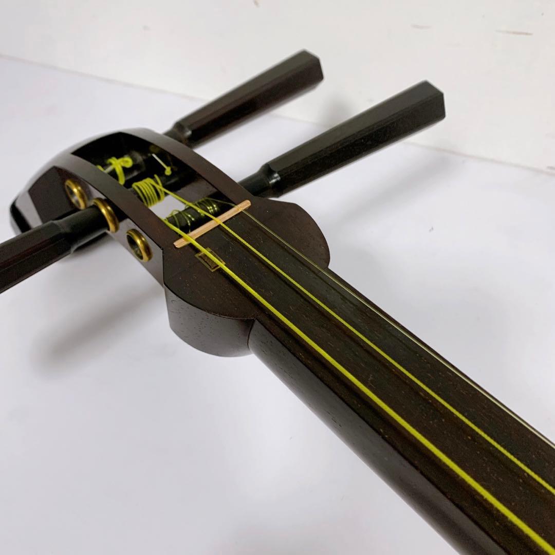 【送料込】高級 三味線 中棹 紅木 津軽張り 東触り 丸打ち胴 ケース付き