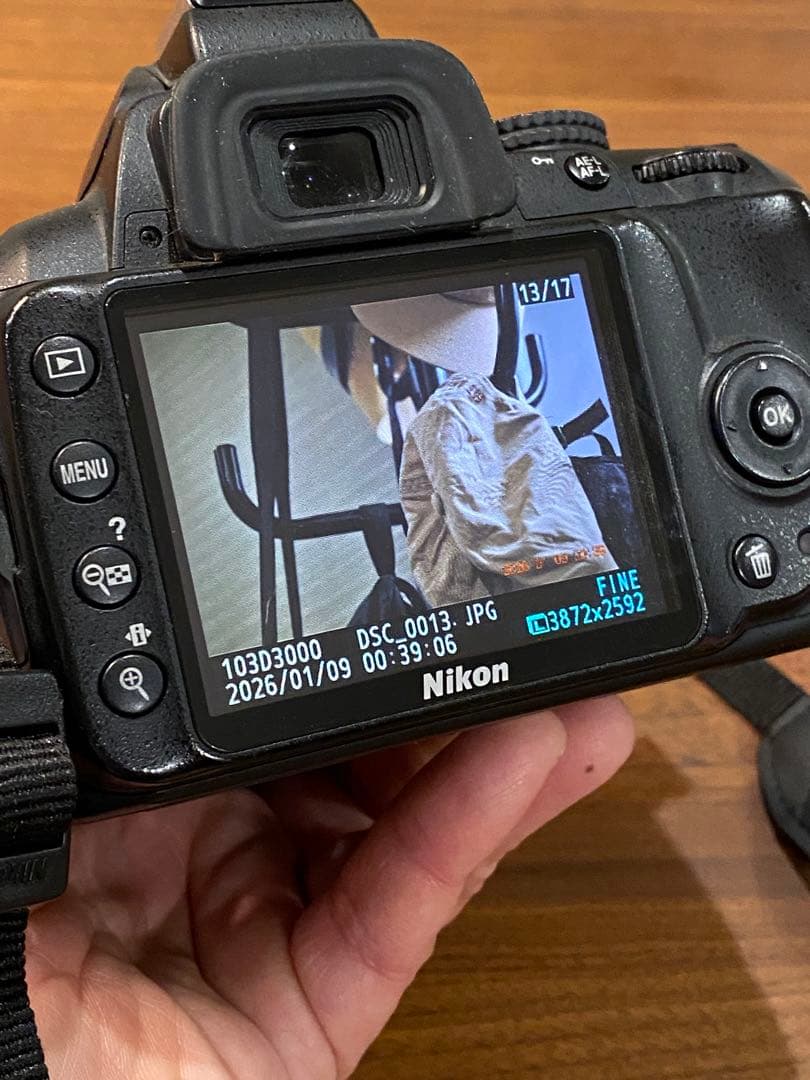 Nikon CCDD3000 デジタル一眼　ニッコール28-70 レンズ付動作品