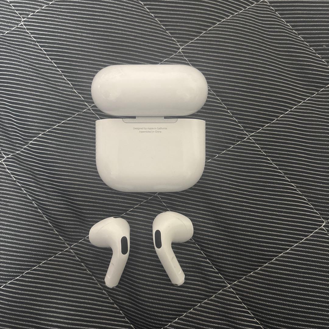 Apple　AirPods4ノイキャン有り