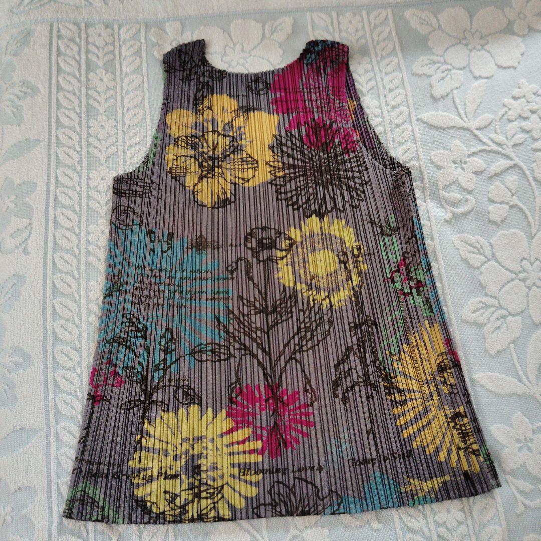 新品同様プリーツプリーズノースリーブ