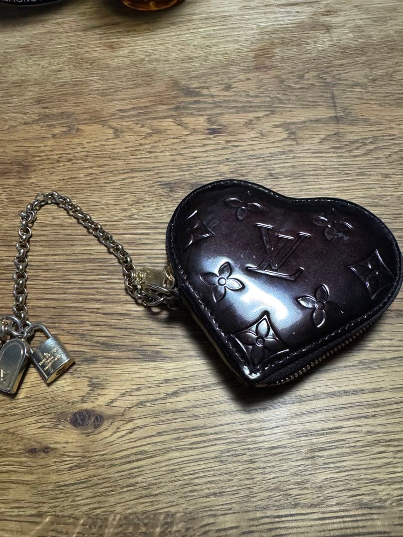 ルイヴィトン ヴェルニ ポルトモネクール アマラント ケース　ハート型