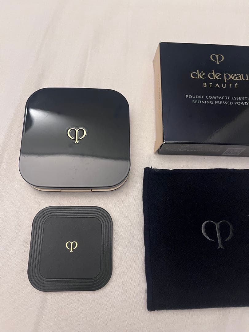 ほぼ未使用プードルコンパクトエサンシエルn clé de peau BEAUTE