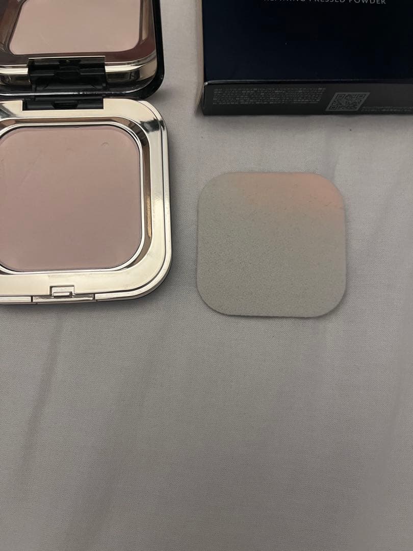 ほぼ未使用プードルコンパクトエサンシエルn clé de peau BEAUTE