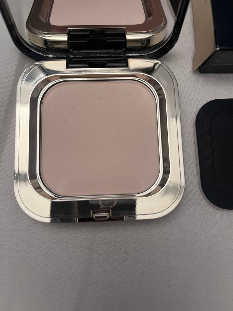 ほぼ未使用プードルコンパクトエサンシエルn clé de peau BEAUTE