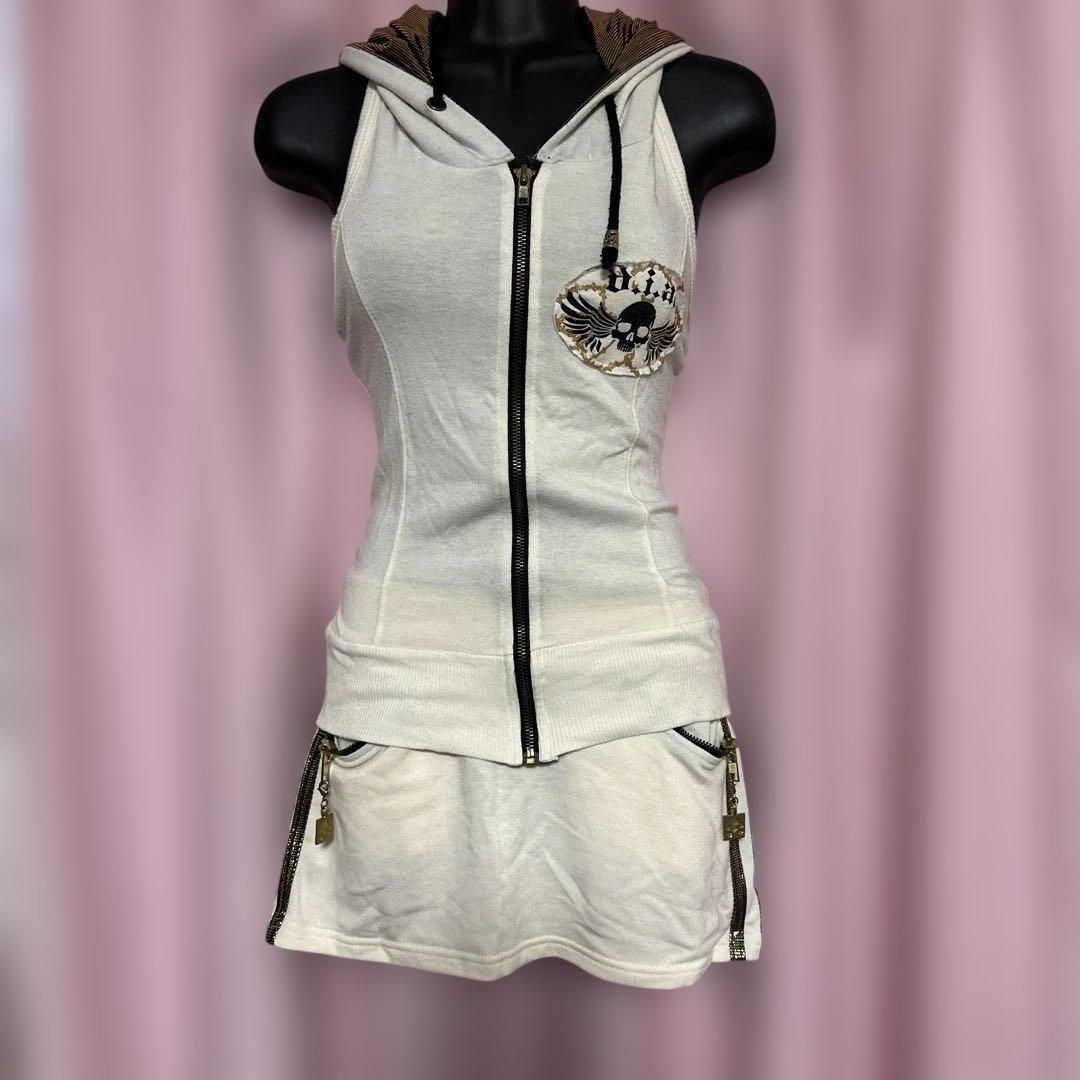 d.i.a セットアップ　ホワイトフード付きミニワンピース スカルプリント