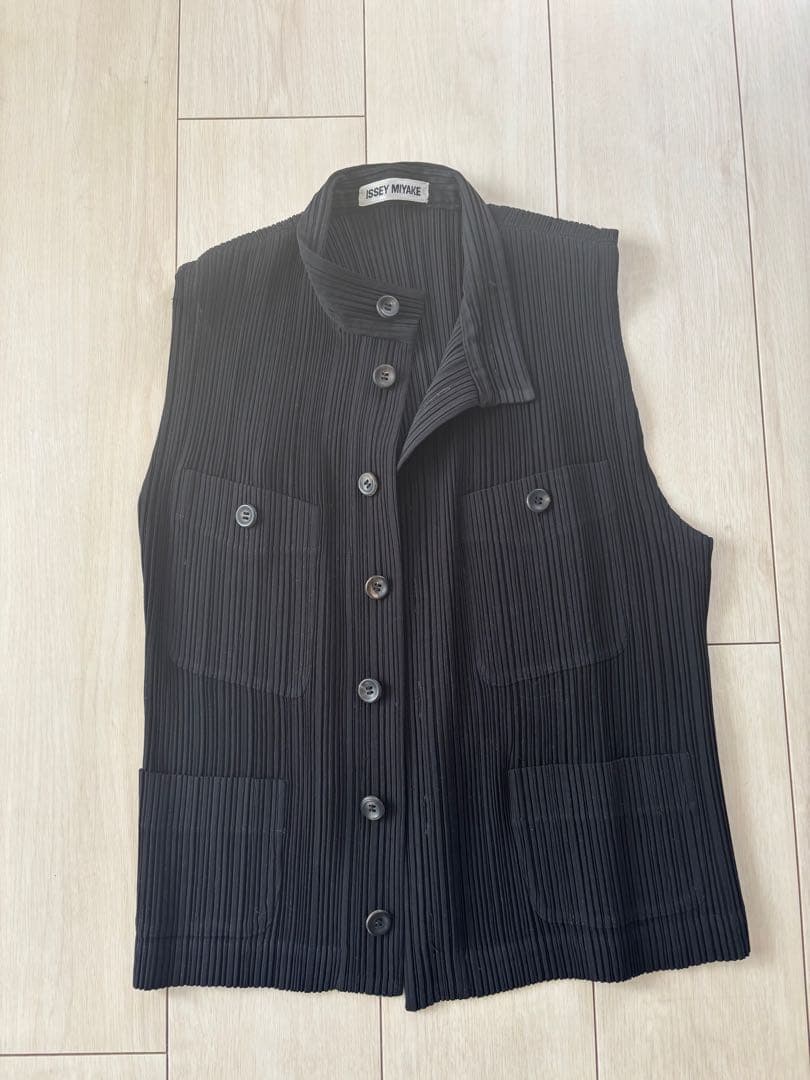 ISSEY MIYAKE ブラック プリーツベスト