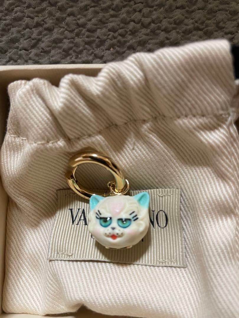 新品未使用！VALENTINO 猫の顔チャーム　ピアス