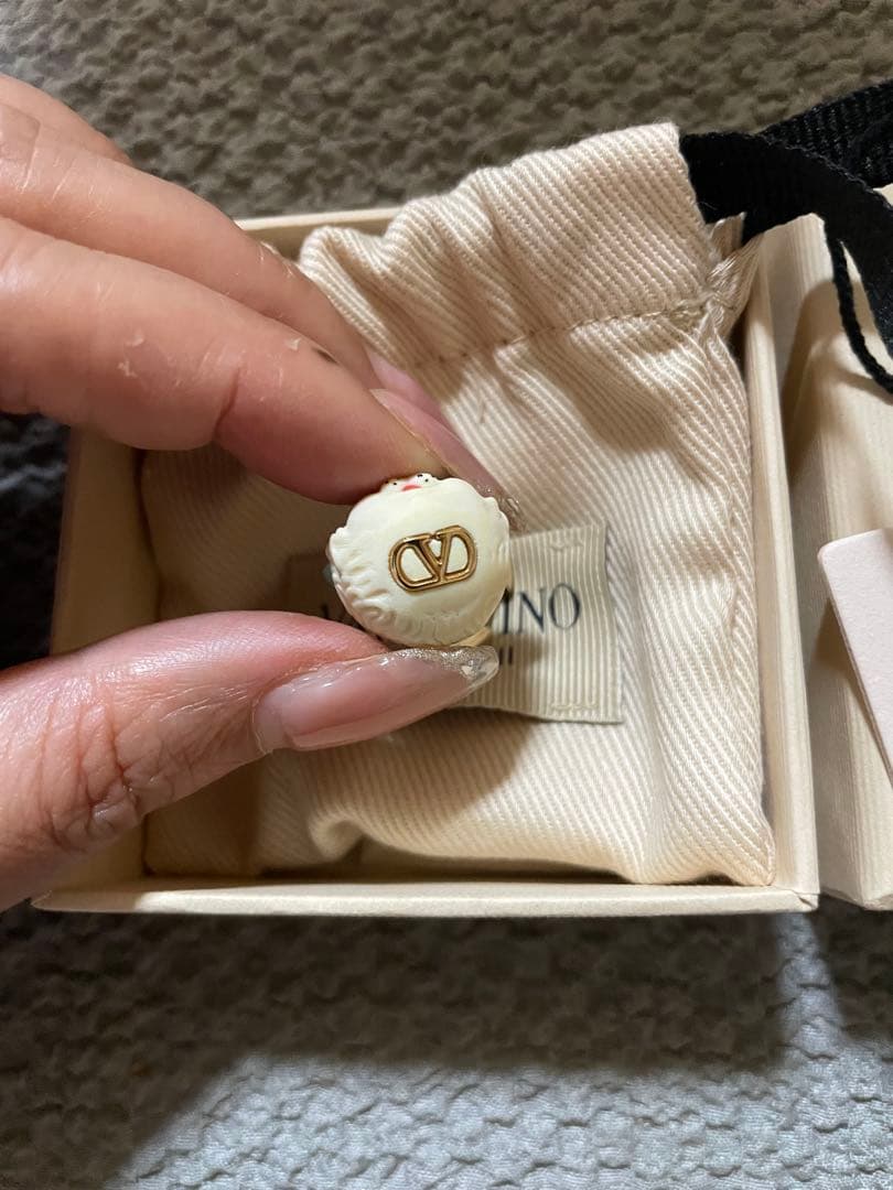 新品未使用！VALENTINO 猫の顔チャーム　ピアス