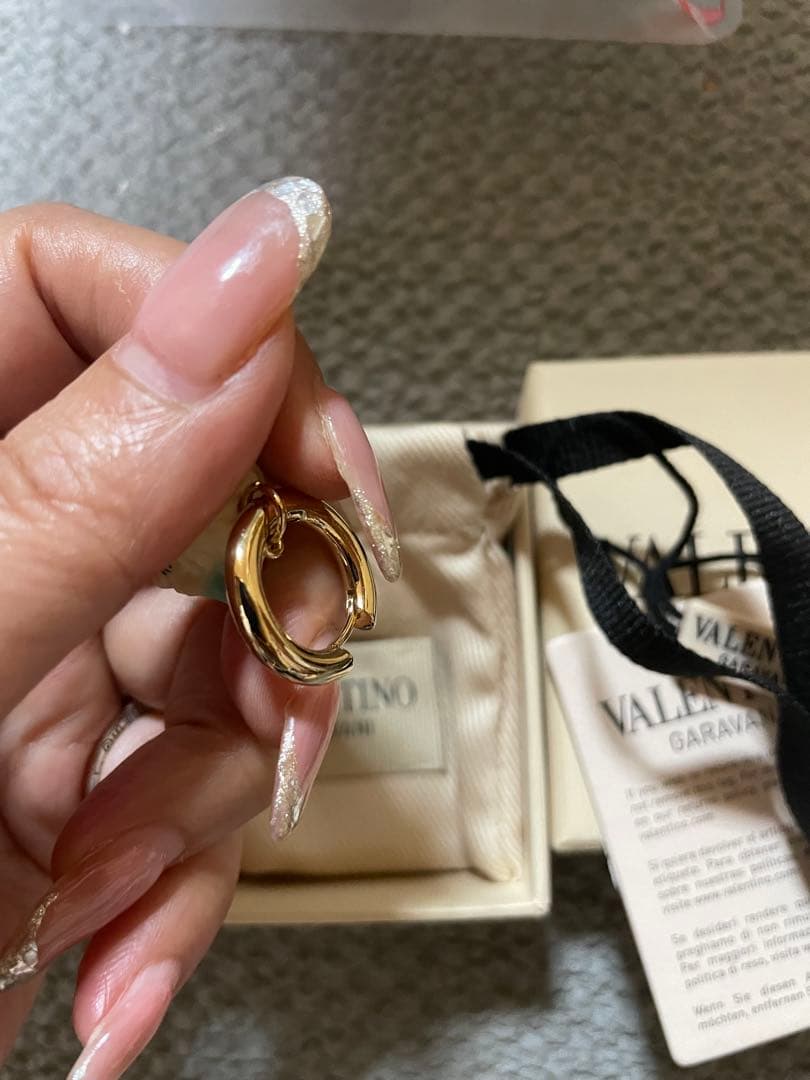 新品未使用！VALENTINO 猫の顔チャーム　ピアス