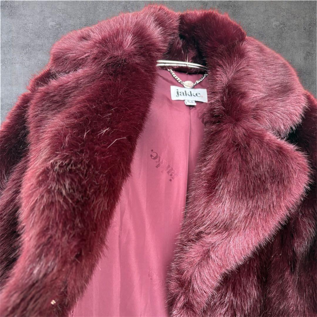 jakke ルビーレッドのフェイクファーコート