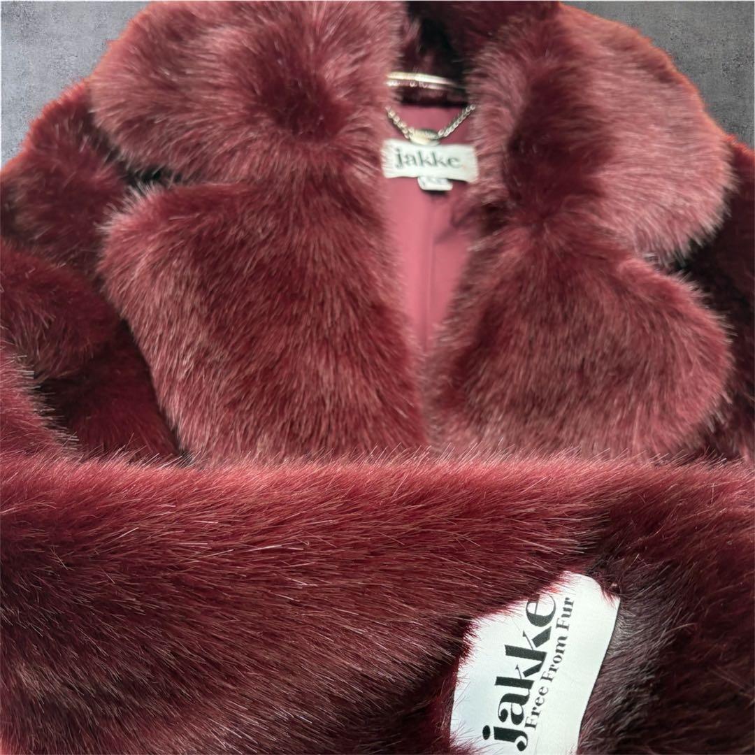jakke ルビーレッドのフェイクファーコート