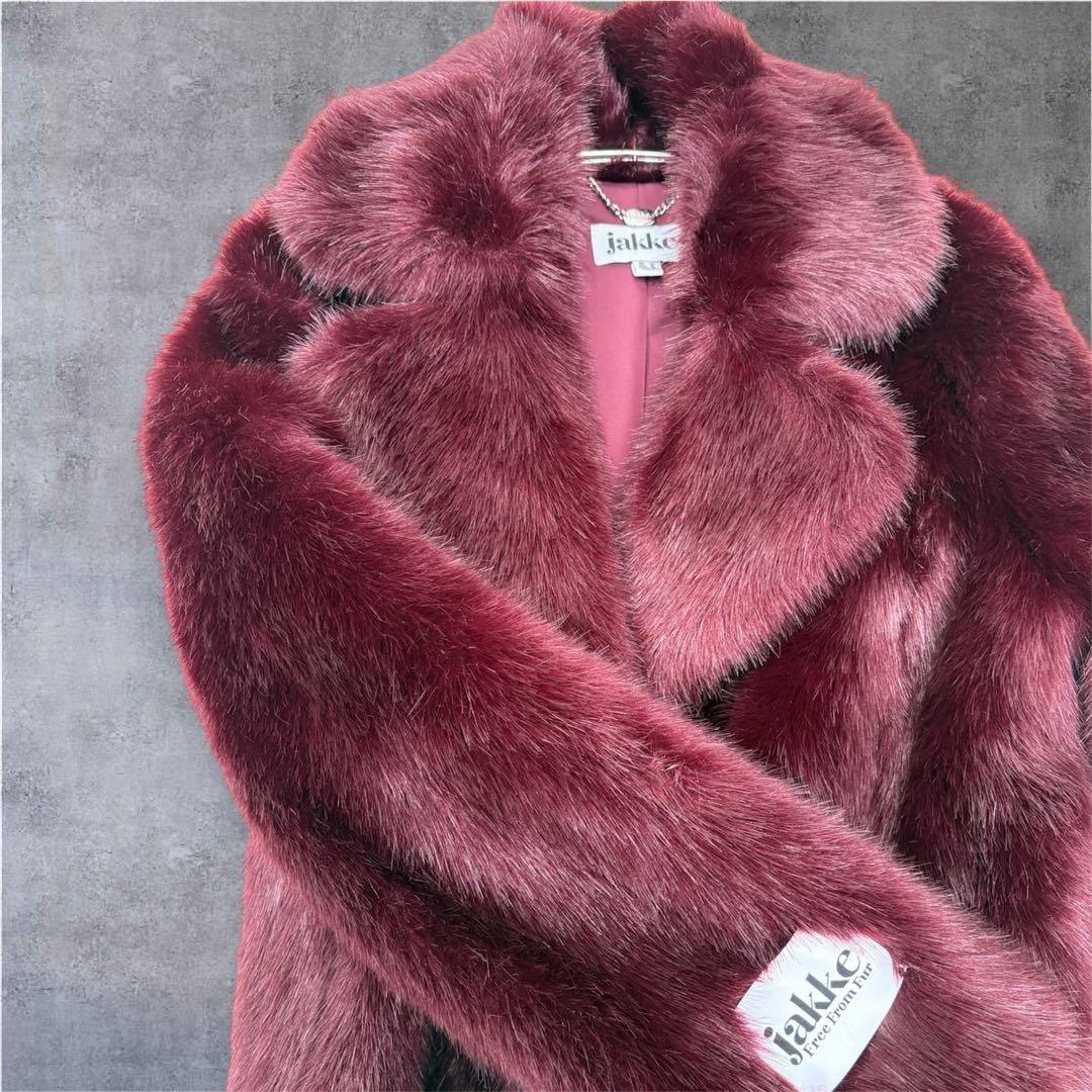 jakke ルビーレッドのフェイクファーコート