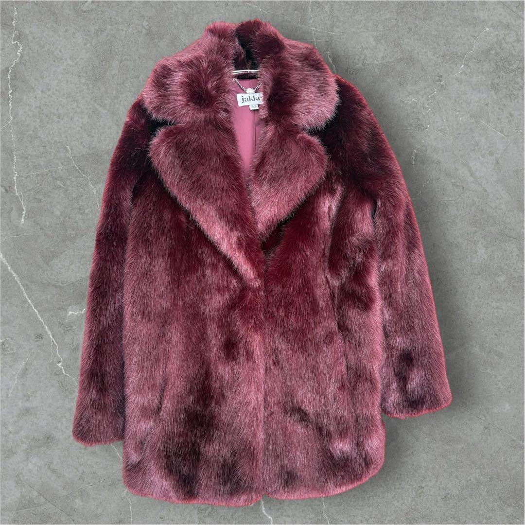 jakke ルビーレッドのフェイクファーコート