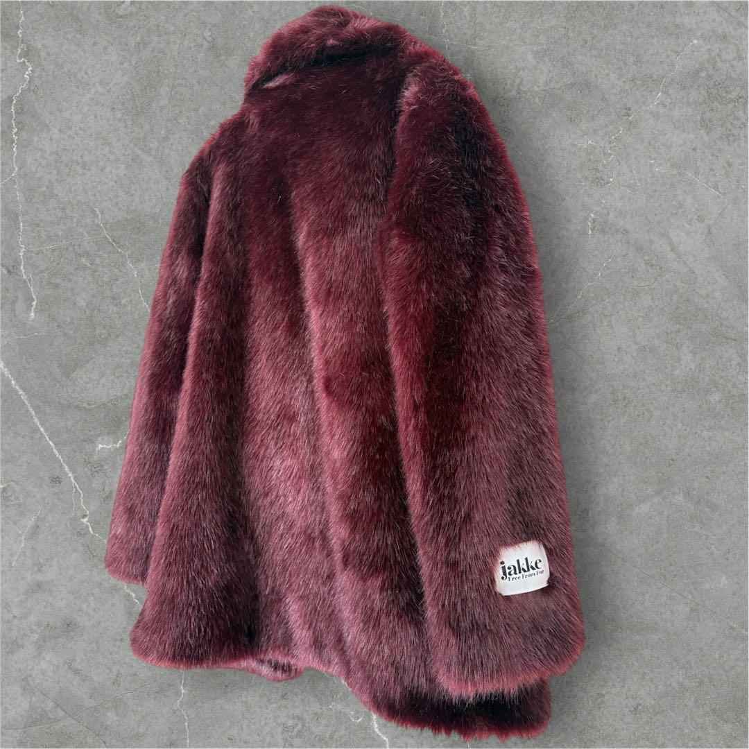 jakke ルビーレッドのフェイクファーコート