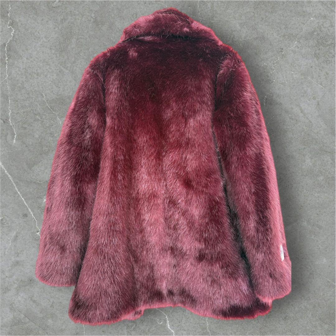 jakke ルビーレッドのフェイクファーコート