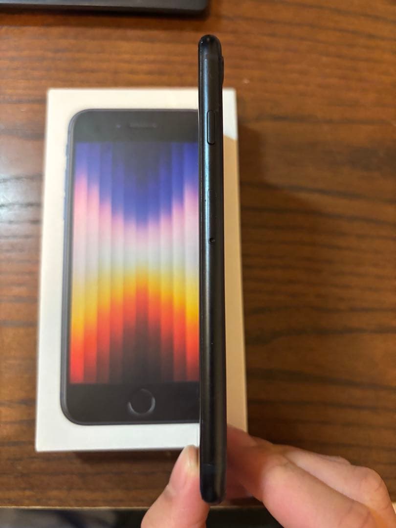 美品 iPhone SE 第三世代 64GB ミッドナイト BT86