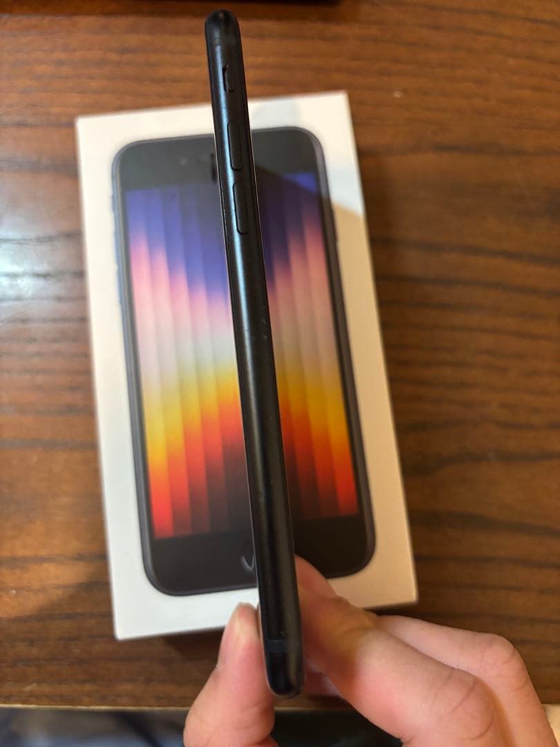 美品 iPhone SE 第三世代 64GB ミッドナイト BT86