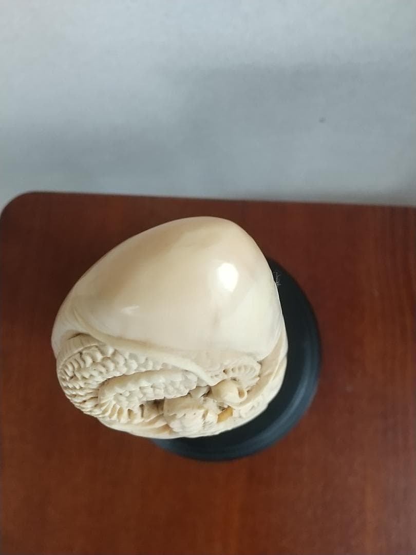 抹香鯨の歯の置物（龍彫刻） 黒台座付き