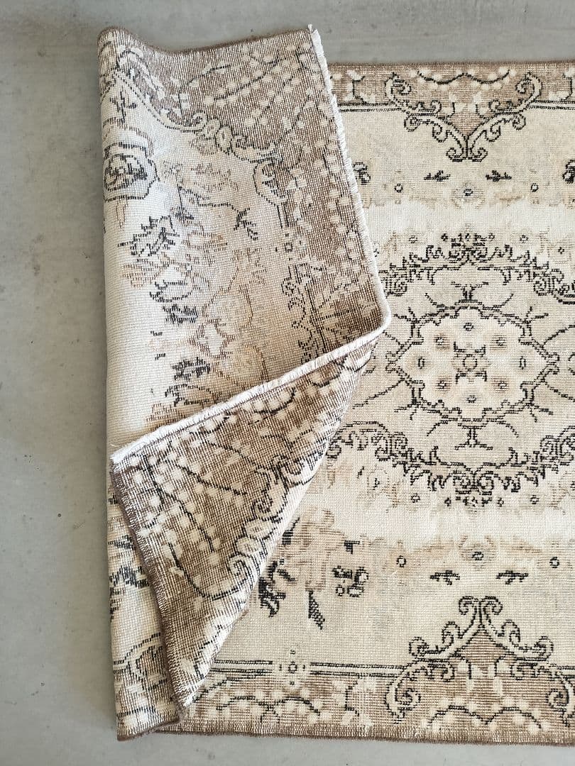 クリームとカフェオレブラウン　淡色ヴィンテージラグ 石田ゆり子さんNo.707