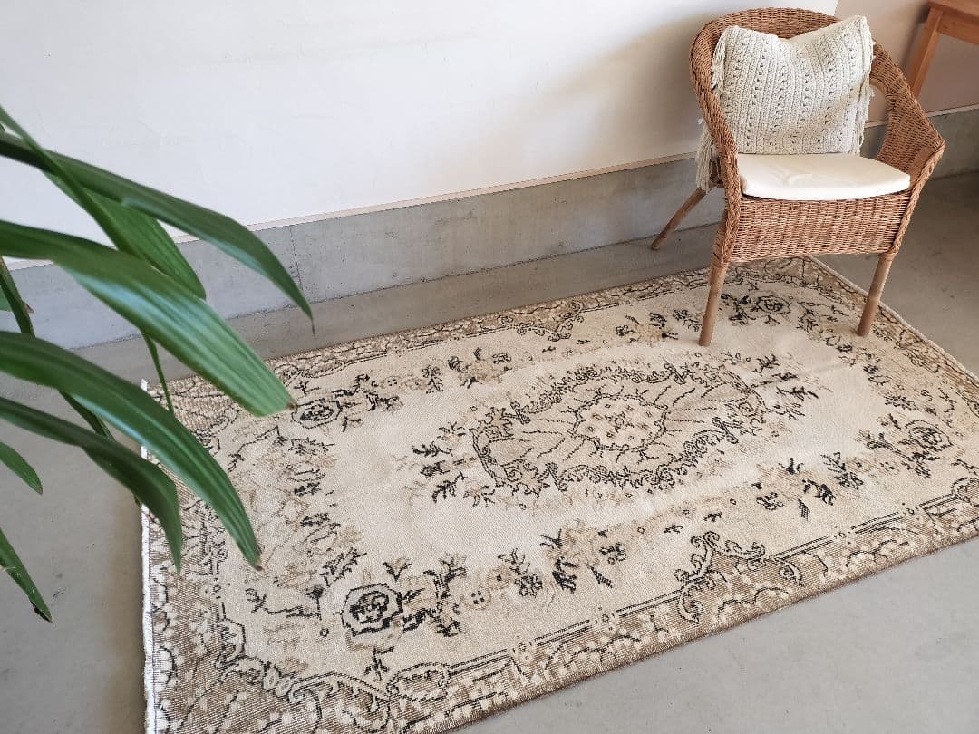 クリームとカフェオレブラウン　淡色ヴィンテージラグ 石田ゆり子さんNo.707