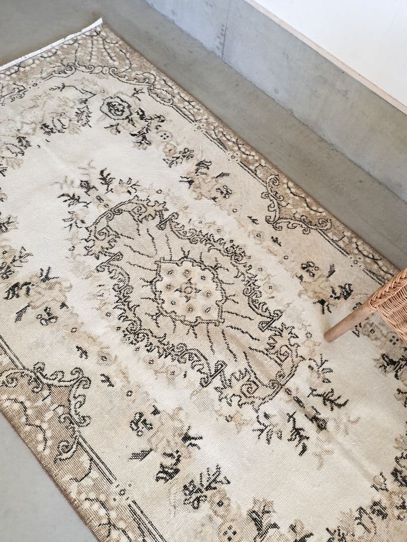 クリームとカフェオレブラウン　淡色ヴィンテージラグ 石田ゆり子さんNo.707