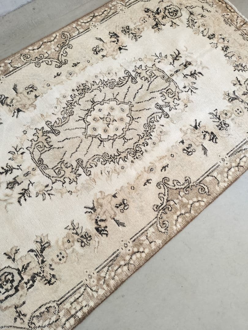 クリームとカフェオレブラウン　淡色ヴィンテージラグ 石田ゆり子さんNo.707