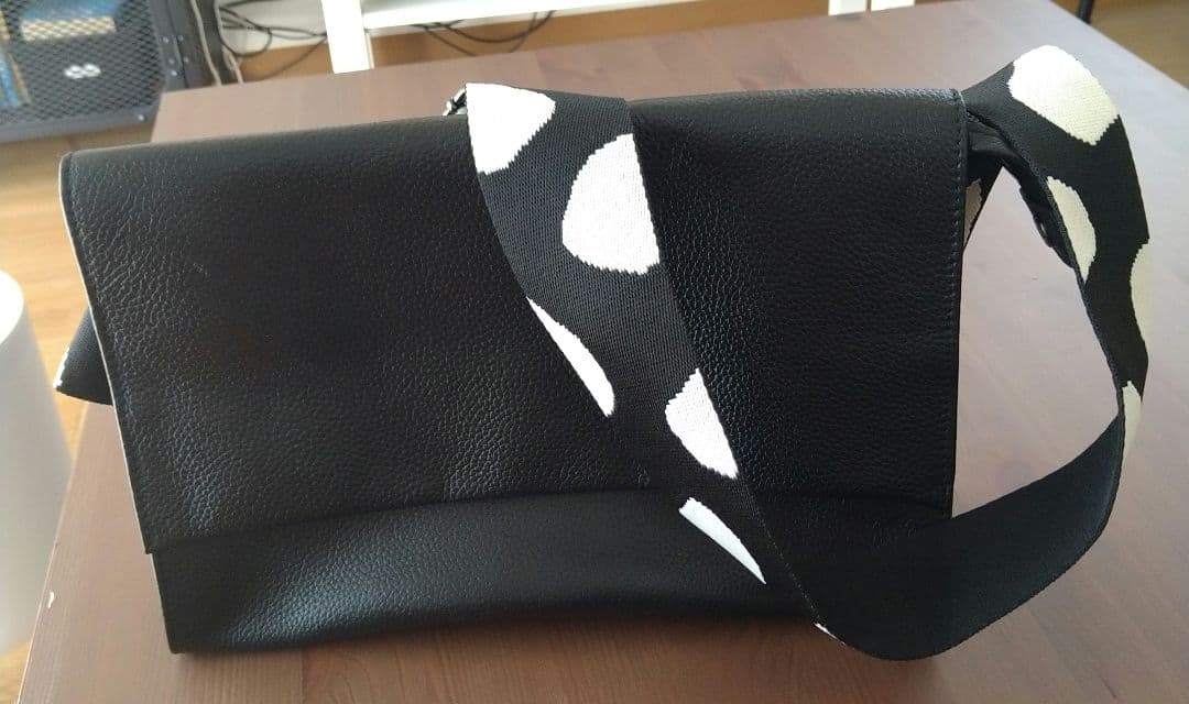 earPAPILLONNER 柄ワイドテープショルダーバック