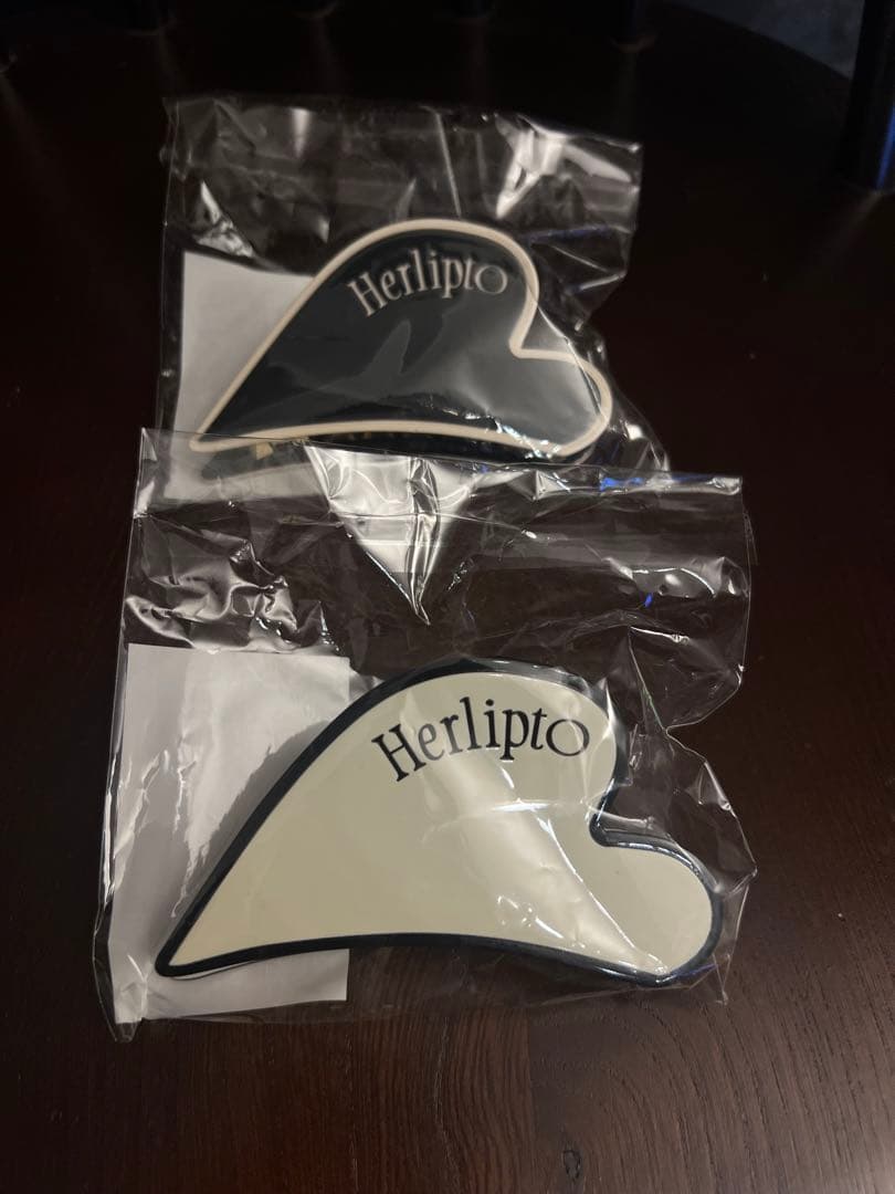 Herlipto Bicolor Heart Hair Clip 黒と白