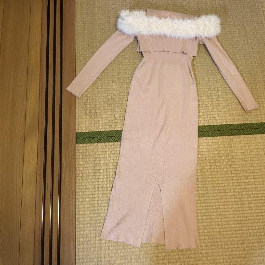 ファー付きオフショルダー ニットワンピース ベージュ