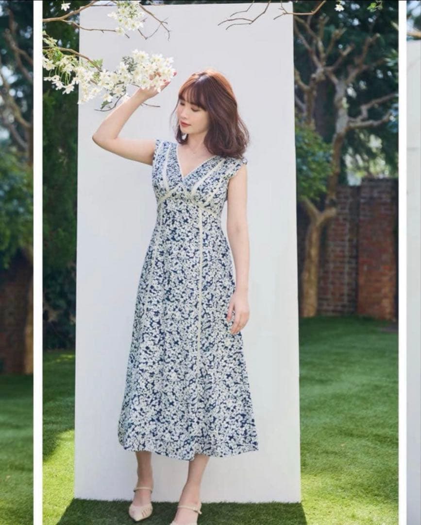 ワンピース Herlipto Lace Trimmed Floral Dress