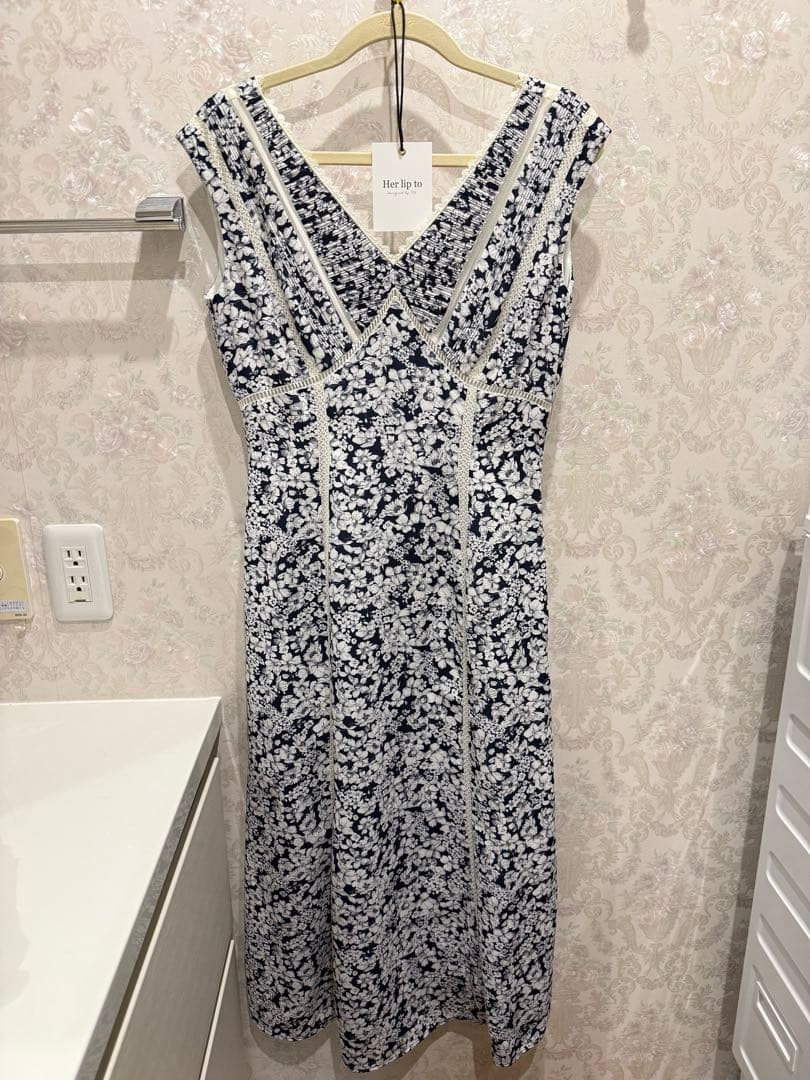 ワンピース Herlipto Lace Trimmed Floral Dress