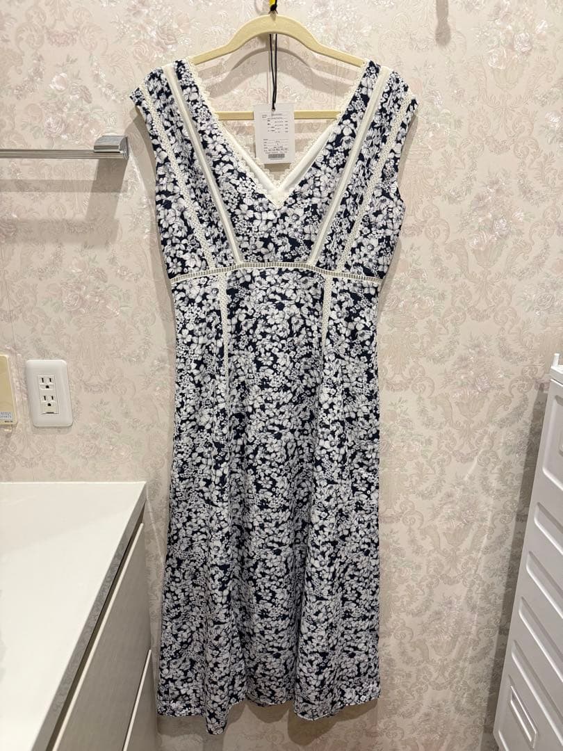 ワンピース Herlipto Lace Trimmed Floral Dress