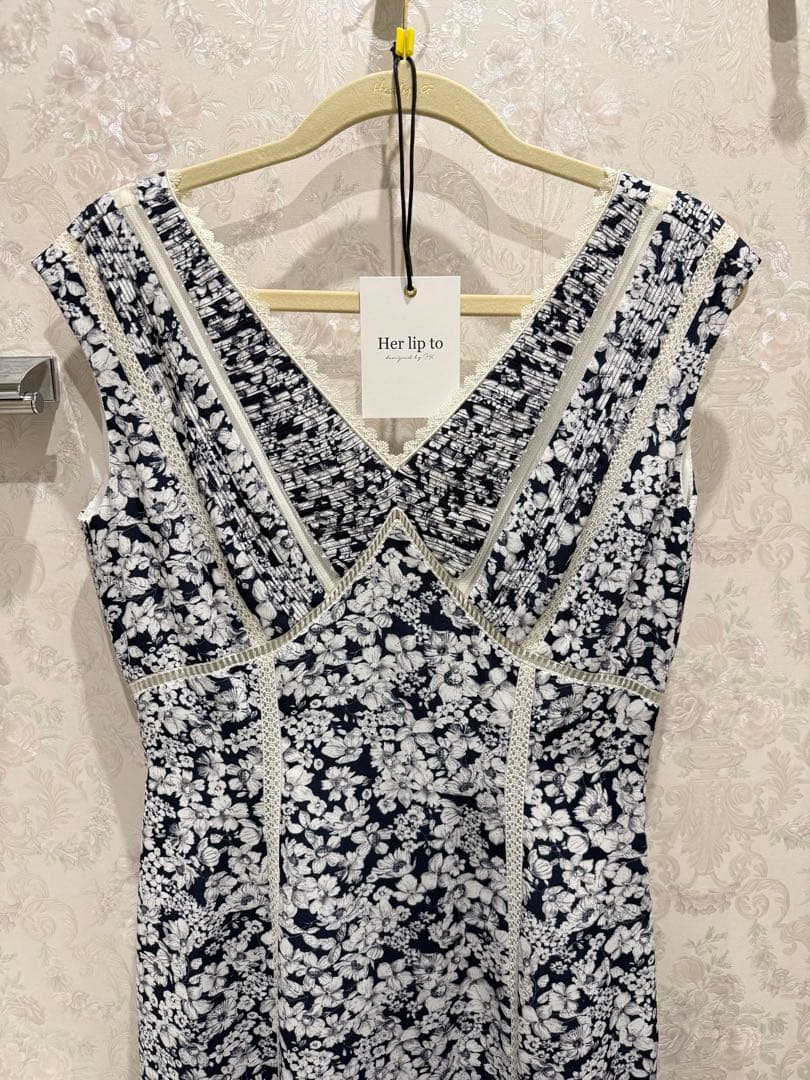 ワンピース Herlipto Lace Trimmed Floral Dress