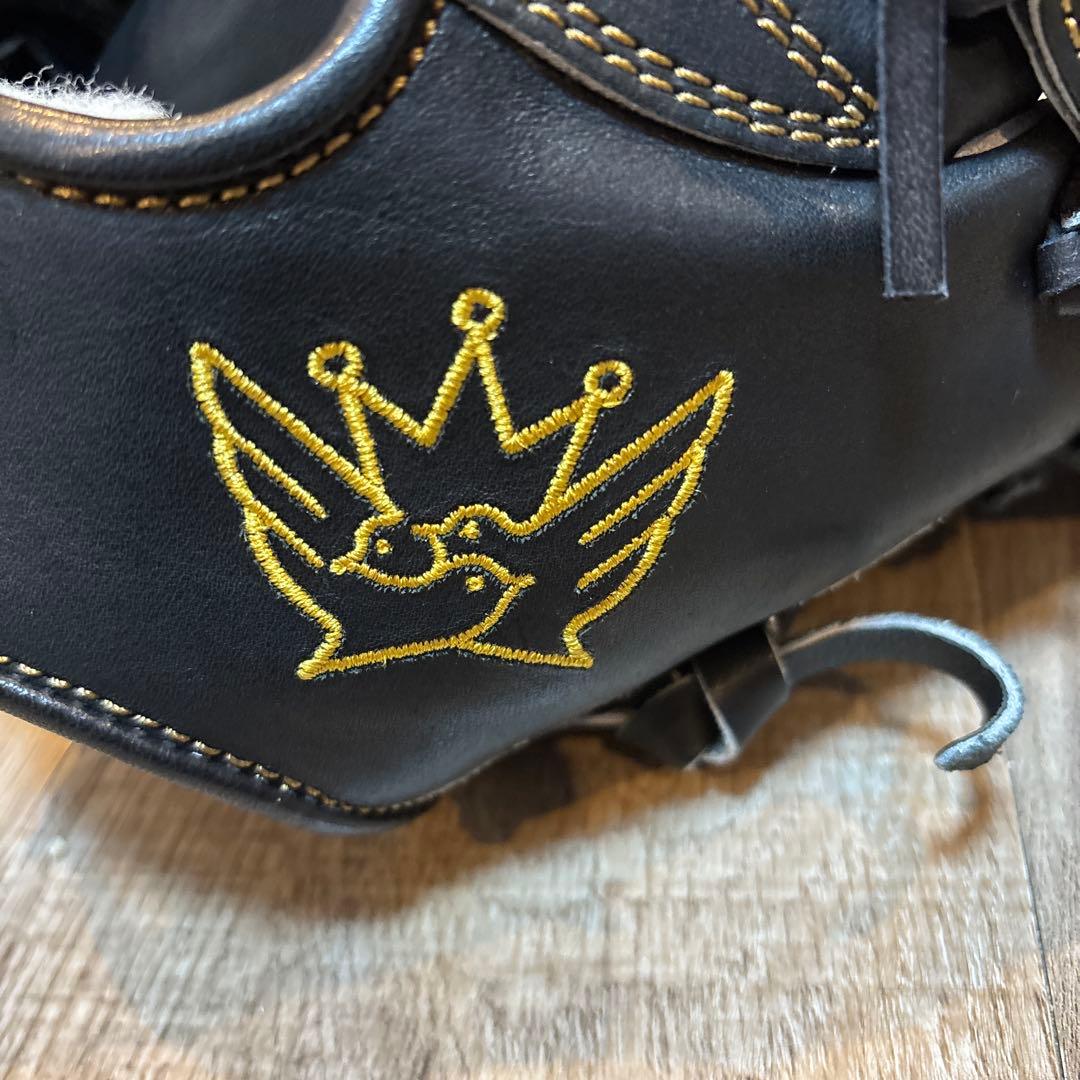 硬式野球グローブ 黒 金色刺繍 トリニティ投手用