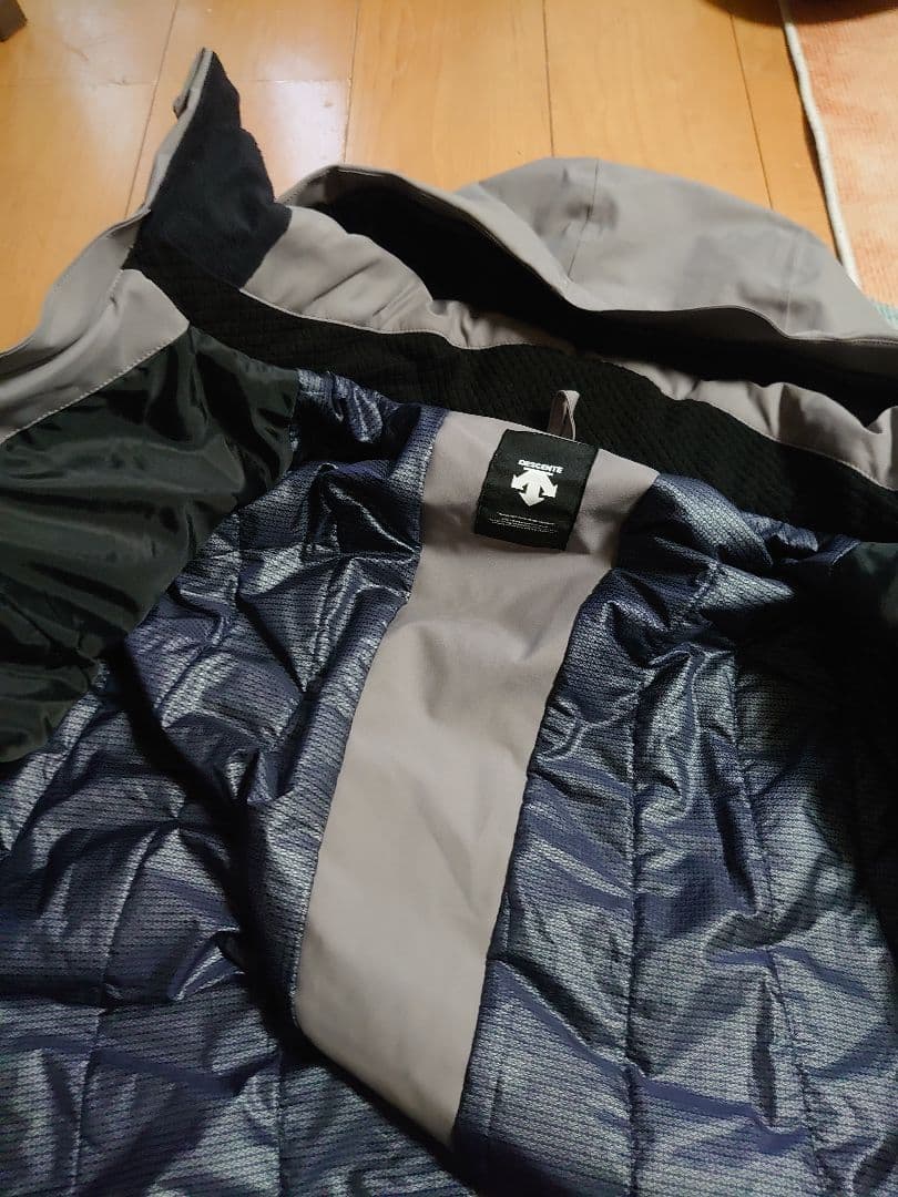 【本日最終 三連休特別値下】DESCENTE スキーウェア上下 スイスモデル