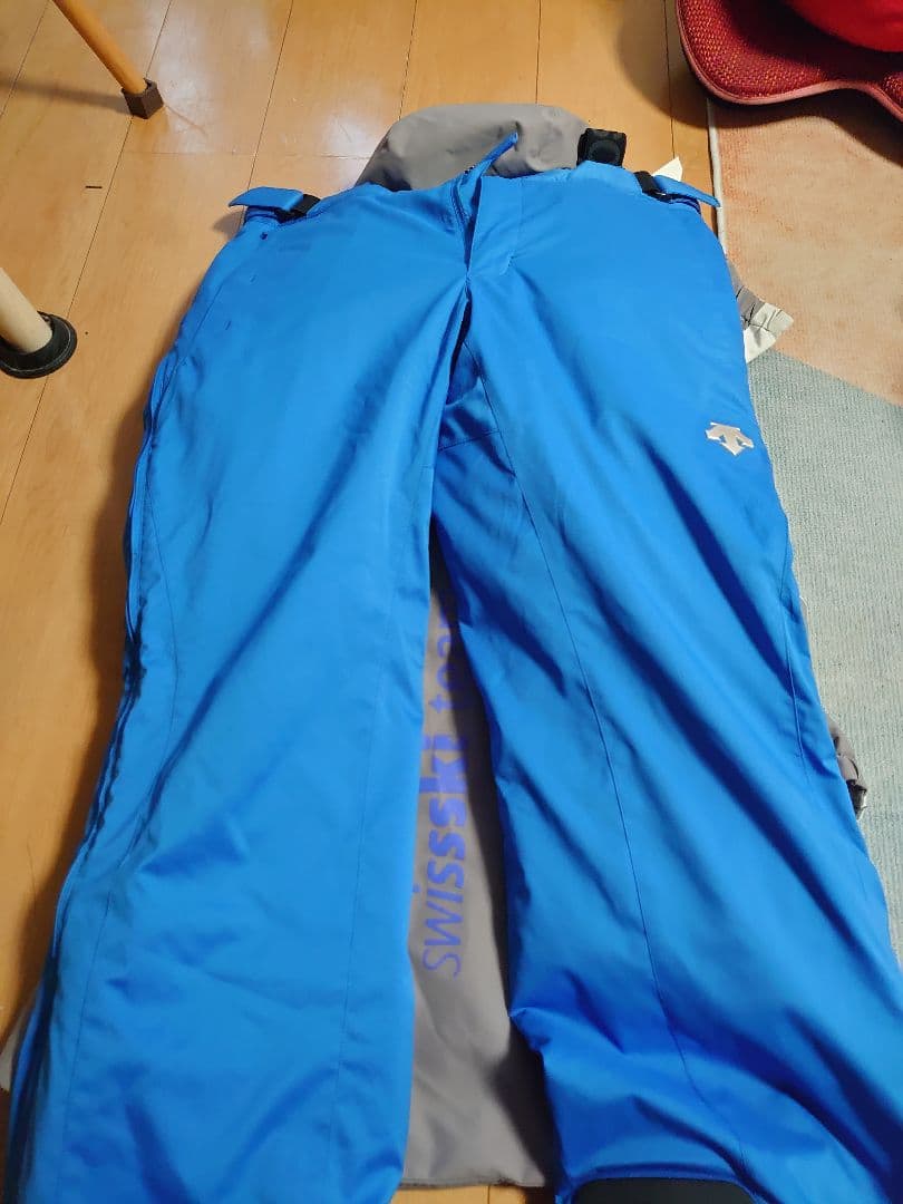 【本日最終 三連休特別値下】DESCENTE スキーウェア上下 スイスモデル