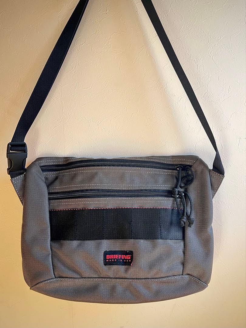 USA BRIEFING ショルダーバッグ グレー