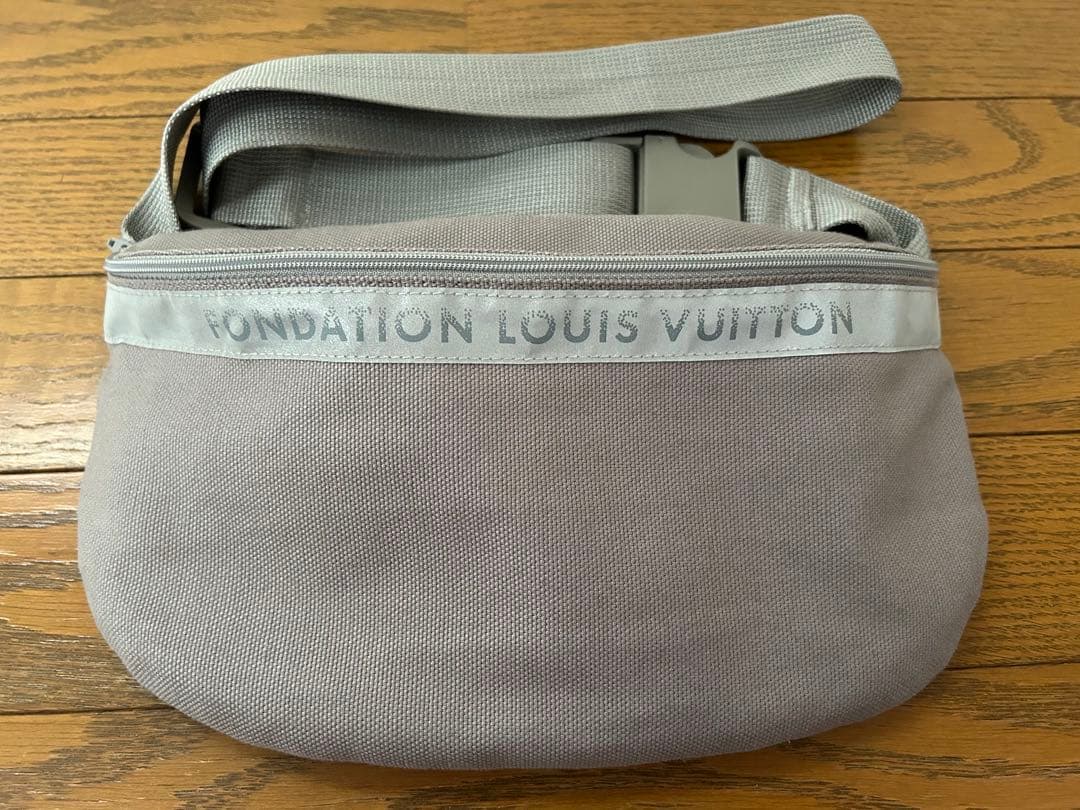 FONDATION LOUIS VUITTON 限定バムバック グレー