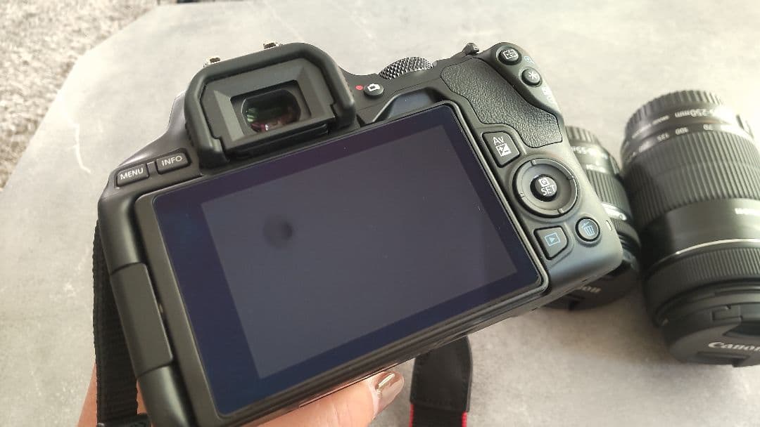 【良品】Canon EOS Kiss X10 トリプルレンズ 一眼レフカメラ