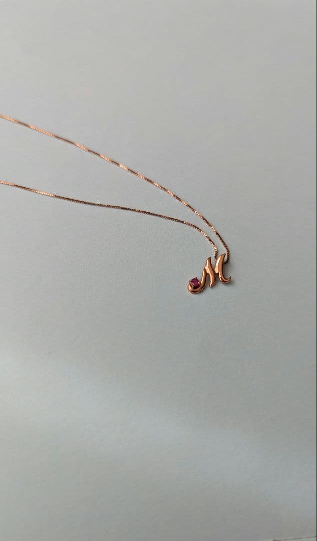 K10 イニシャル　M ルビー　ピンクゴールド　40㌢　天然石