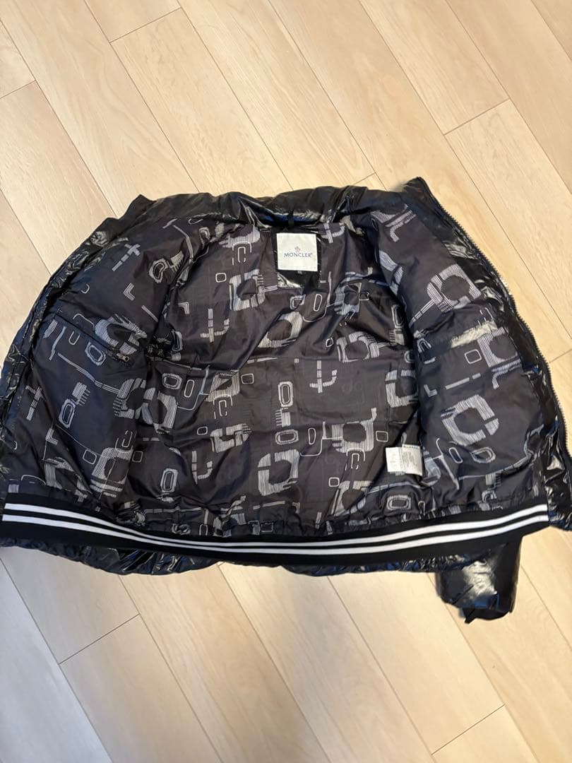 はづはづ 光沢のある黒いダウンジャケット