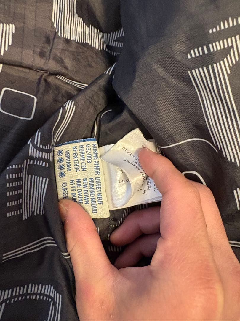 はづはづ 光沢のある黒いダウンジャケット