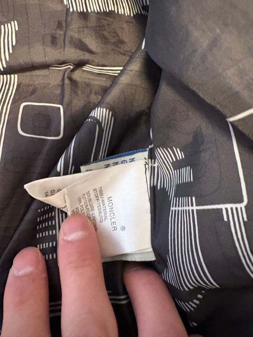 はづはづ 光沢のある黒いダウンジャケット