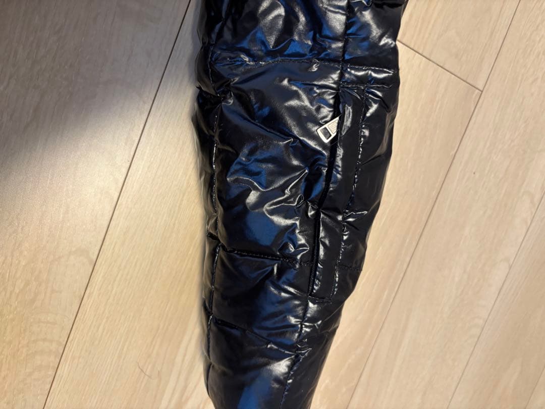 はづはづ 光沢のある黒いダウンジャケット