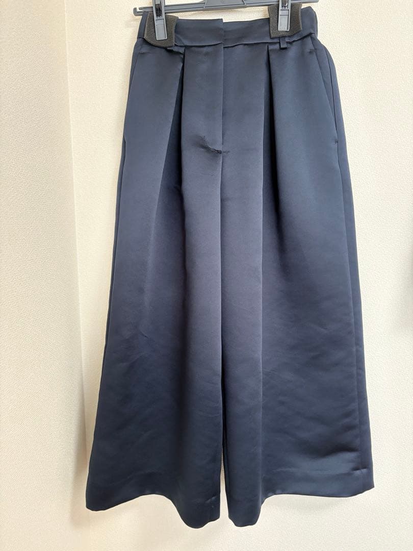 へイヴ　サテンフレアガウチョパンツ　ネイビー