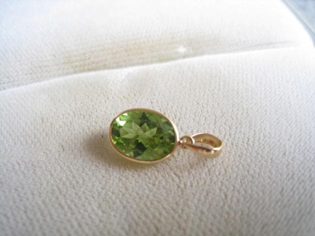 素敵！超輝き天然ペリドット幅8mmx6mm k18金イエローゴールドペンダント