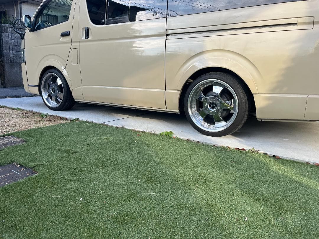 ファブレス　１９インチ　６穴　ハイエース　キャラバン