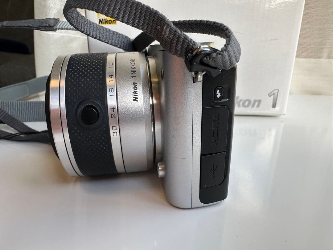 【m】Nikon1 J3 　ミラーレスカメラ 本体とレンズ